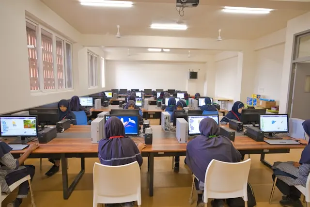 دورات تدريبية حاسب آلي: دليل شامل لتطوير المهارات الرقمية والتقنية